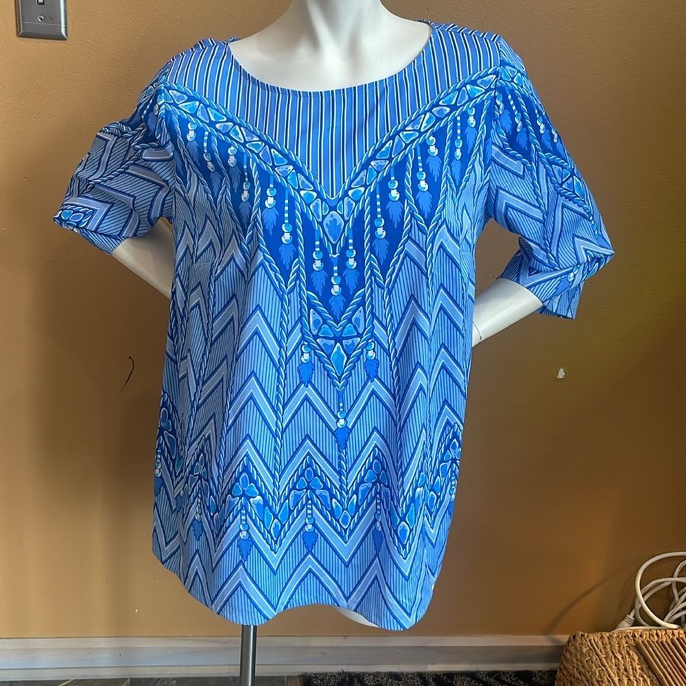 Bob Mackie light blue and white patterned short-sleeved blouse. Size L - Picture 11 of 11